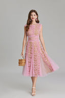 Vestido Midi Bege Maëlle com Decote Redondo, Malha e Bordados