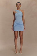 Rochie mini fără bretele, pregătită pentru petrecerea de vară