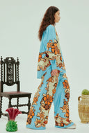 Conjunto casual suelto con estampado floral vibrante