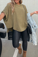Oversized t-shirt med uppvikta ärmar och nitar