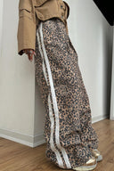 Volné kalhoty s leopardím vzorem ve street stylu