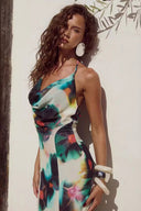 Robe longue imprimée style resort à nouer derrière le cou