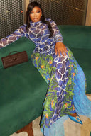 Vestido maxi de cuello tortuga con estampado azul exótico