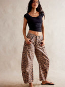 Blugi tip butoi cu imprimeu leopard