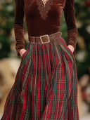 Set maglietta a maniche lunghe con scollo a V in pizzo e gonna a quadri rossa