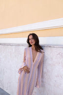 Boho Maxikleid mit V-Ausschnitt, Glockenärmeln, welligem Streifenmuster und Häkelarbeit für den Strandurlaub