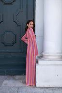 Boho Maxikleid mit V-Ausschnitt, Glockenärmeln, welligem Streifenmuster und Häkelarbeit für den Strandurlaub