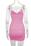 Bodycon mini-jurk met kruisbandjes en uitsnijdingen