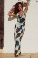 Rochie maxi cu imprimeu în stil resort și decolteu halter cu legătură la gât