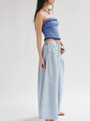 Jeans con bottoni e pieghe frontali