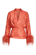 Top cruzado de jacquard coral con puños de plumas