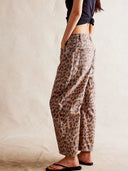 Blugi tip butoi cu imprimeu leopard
