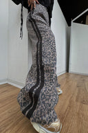 Volné kalhoty s leopardím vzorem ve street stylu