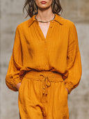 Completo casual retrò arancione con camicia e pantaloni