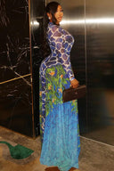 Vestido maxi de cuello tortuga con estampado azul exótico