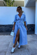 Minimalistisches Jeanskleid mit V-Ausschnitt und Knöpfen