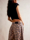 Blugi tip butoi cu imprimeu leopard