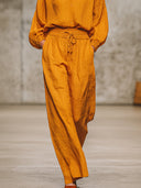 Completo casual retrò arancione con camicia e pantaloni