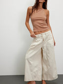 Jeans con bottoni e pieghe frontali