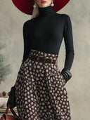Elegant retro svart turtleneck topp og brunt snøfnuggmønstret langt skjørt sett