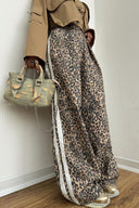 Volné kalhoty s leopardím vzorem ve street stylu