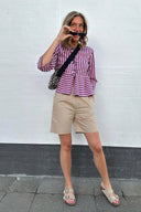 Randig blus med puffärm, peplum och rosett, kort topp