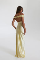 Rochie maxi din satin cu umerii goi