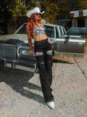 Jeans cargo con strappi e strass