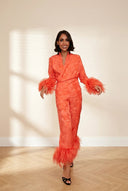 Top cruzado de jacquard coral con puños de plumas