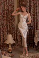 Vestido Midi Delphina em Cetim com Ruches e Cordões de Renda