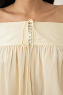 Robe crème à épaules dénudées
