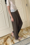 Pantaloni a righe piegati