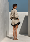 Beige bluse og shorts sæt i hørblanding med flæsekant