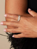 Anello elegante con linea ondulata e incastonatura di diamanti