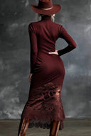 Vestido maxi burdeos elegante con cuello alto y dobladillo de encaje