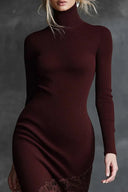Abito lungo bordeaux elegante con collo alto e orlo in pizzo