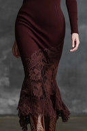Abito lungo bordeaux elegante con collo alto e orlo in pizzo