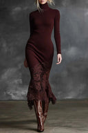 Vestido maxi burdeos elegante con cuello alto y dobladillo de encaje