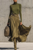 Completo con top a collo alto elasticizzato verde oliva e gonna lunga in finta pelle scamosciata