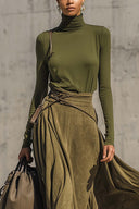 Completo con top a collo alto elasticizzato verde oliva e gonna lunga in finta pelle scamosciata
