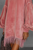 Abito oversize in velluto rosa con frange e scollo rotondo