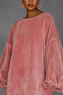 Abito oversize in velluto rosa con frange e scollo rotondo