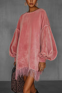 Vestido de terciopelo rosa con flecos y cuello redondo oversize