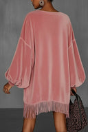 Vestido de terciopelo rosa con flecos y cuello redondo oversize