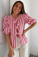 Randig blus med puffärm, peplum och rosettknäppning