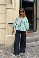 Zelená pruhovaná halenka s nabíranými rukávy, peplum a mašlemi, krátký top