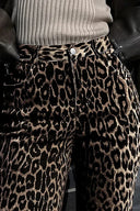 Pantalones casuales con estampado de leopardo y múltiples bolsillos con botones