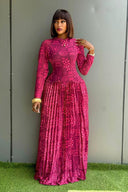 Vestido maxi de cuello alto con estampado geométrico