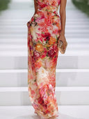 Abito lungo rosso in chiffon floreale con scollo all'americana e senza maniche