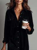 Robe midi noire ample en velours côtelé avec double poche poitrine et boutonnage simple